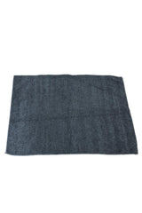 Gri mikrofiber havlu, beyaz zemin üzerinde düz şekilde serili