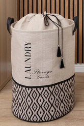 Krem siyah desenli, kordelalı depo ve çamaşır sepeti, ahşap zemin ve duvar önünde