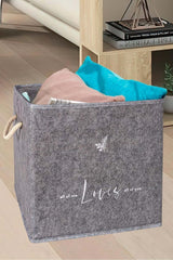 Gri keçe saklama kutusu içinde renkli yastıklar, modern ev odasında organize depolama çözümü