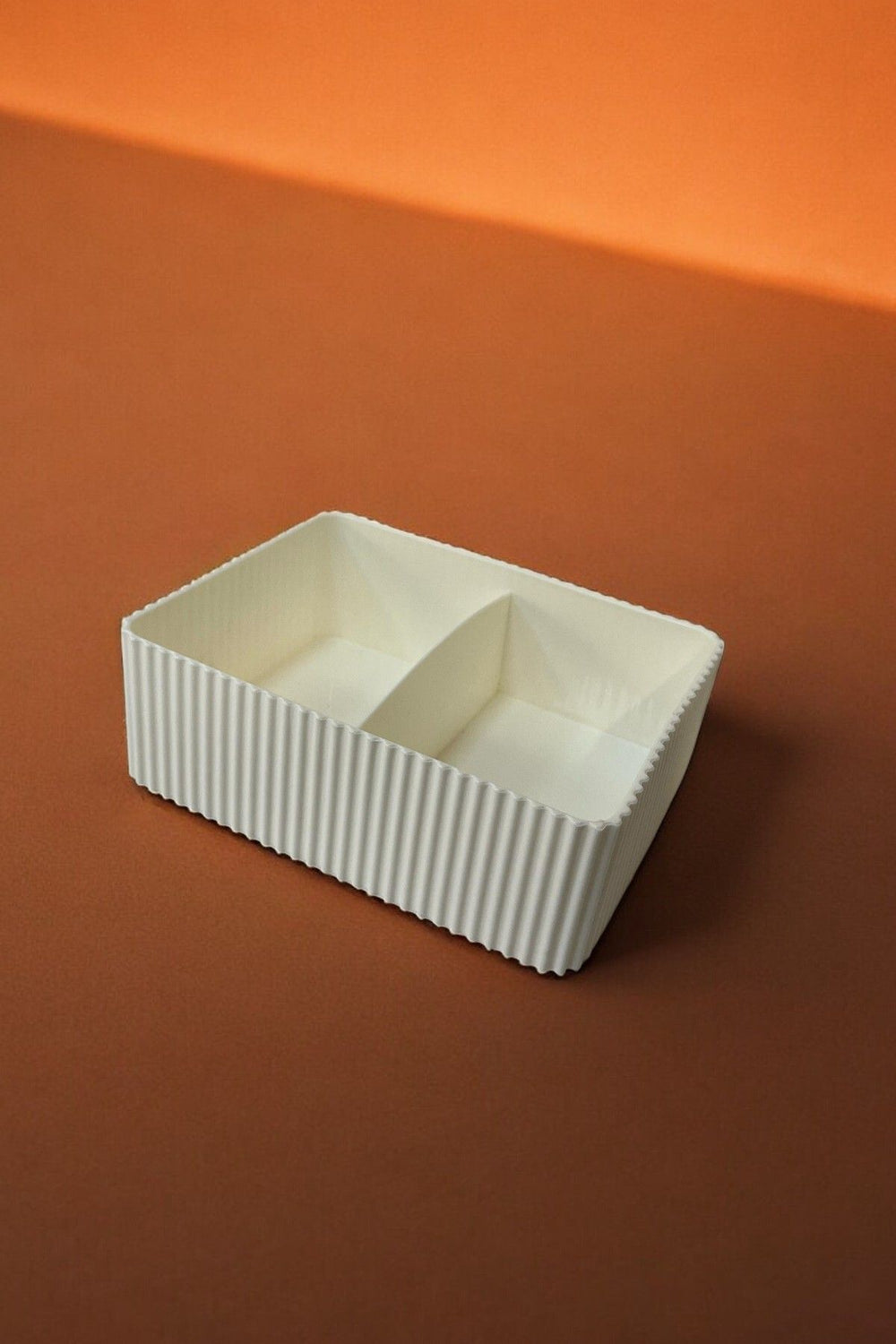 Beyaz bölmeli plastik saklama kutusu turuncu zeminde