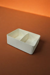 Beyaz bölmeli plastik saklama kutusu turuncu zeminde