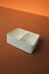 Beyaz bölmeli plastik saklama kutusu turuncu zeminde