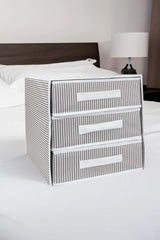 Yatak üzerinde gri beyaz çizgili üç çekmeceli kumaş organizer kutu