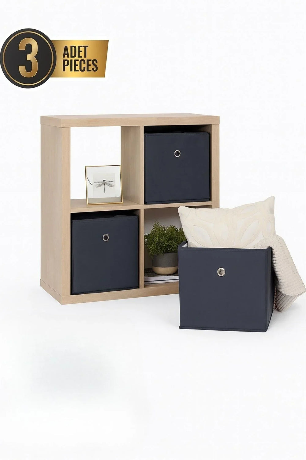 Ahşap raf içinde 3 siyah kumaş kutu, bir kutuda yastık ve battaniye ile dekoratif ev eşyaları