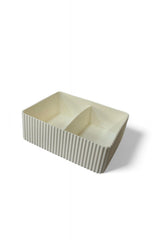 Beyaz plastik, iki bölmeli oluklu dikdörtgen düzenleyici kutu