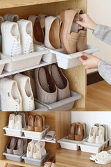 Ahşap ayakkabılıkta beyaz spor ayakkabılar, kahverengi terlikler ve bej loafer ayakkabılar düzenli olarak saklanıyor