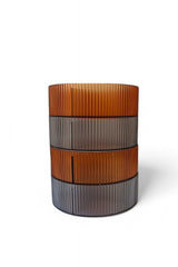 Turuncu ve gri renklerde şeffaf, kabartmalı yüzeyli üst üste dizili yuvarlak dekoratif saklama kutuları