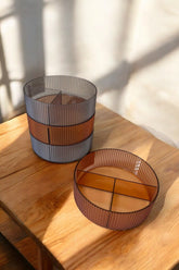 Ahşap masa üzerinde şeffaf bölümlemeli turuncu ve gri plastik saklama kapları