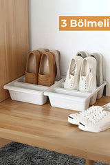 Ahşap rafta 3 bölmeli beyaz ayakkabı düzenleyici ve içinde kahverengi loafer ve beyaz spor ayakkabılar