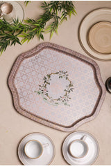 Çiçek ve kelebek desenli dekoratif servis tepsisi, beyaz kahve fincanları ve yeşil yapraklarla masa düzeni