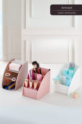 Üç renkli makyaj ve bakım ürünleri organizeri - pembe, beyaz ve antrasit renkler