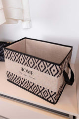 Ev depolama için siyah beyaz geometrik desenli kumaş kutu, etiketinde HOME Storage Goods yazısı