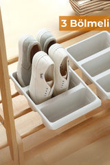 Ahşap ayakkabılıkta beyaz ayakkabılar ve 3 bölmeli beyaz plastik organizer