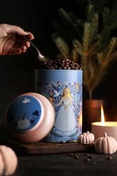 Cinderella temalı mavi kahve kutusu, kahve çekirdekleri ve mum ışığında küçük dekoratif kabaklar