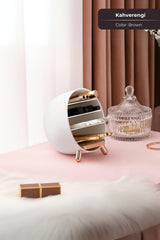 Makyaj ürünleri için beyaz döner organizer, şeffaf cam kavanoz ve pembe masa üstü