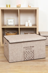 Bej renkli kapaklı büyük ev depolama kutusu, arka planda açık ahşap raf ve dekoratif objeler