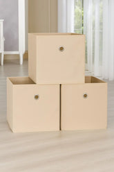 Bej renk üçlü katlanabilir saklama kutusu, doğal ışık alan modern odada