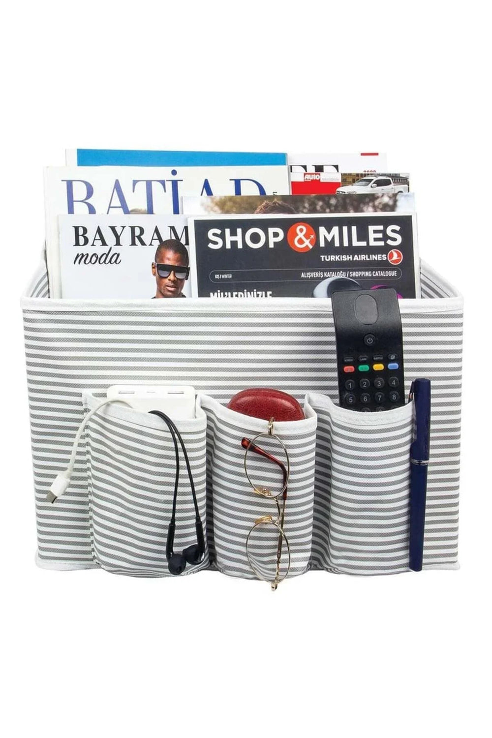 Çizgili çok cepli düzenleyici kutu içinde dergiler, uzaktan kumanda, gözlük, kalem ve kulaklık