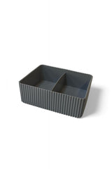 İçinde bölme bulunan gri plastik dikdörtgen saklama kutusu