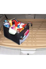 Araba bagajında düzenleyici kutu içinde temizlik ve bakım ürünleri