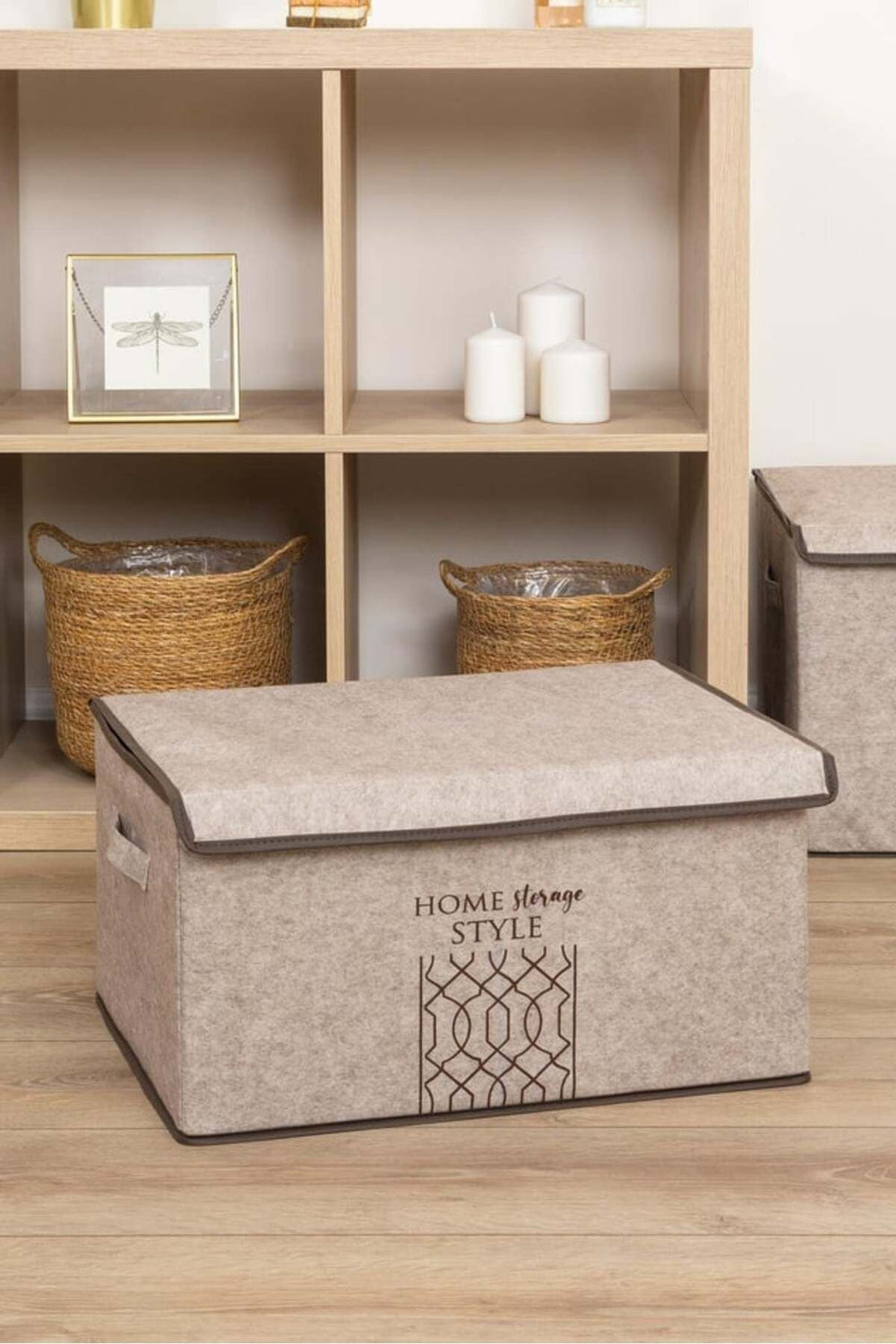 Kahverengi saklama kutusu, ahşap raf ve dokuma sepetler ile modern ev dekoru