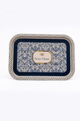 Mavi ve beyaz çiçek desenli, üzerinde Sweet Home yazısı bulunan dekoratif tepsi