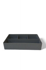 Koyu gri renkli, dört bölmeli plastik masaüstü düzenleyici kutu