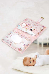 Pembe desenli bebek bakım çantası ve altında beyaz tulumlu bebek