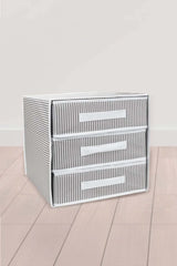 Gri beyaz çizgili üç çekmeceli kumaş saklama kutusu, açık parke zemin üzerinde