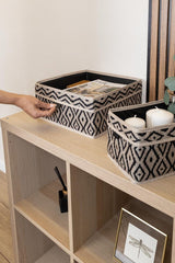 Desenli saklama kutuları, küçük mobilya rafında mum ve dergilerle düzenleme