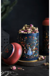 Alice Harikalar Diyarı desenli koyu renkli teneke kutuda kuru gül yaprakları ve kapak