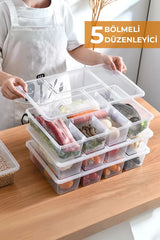 Beyaz önlüklü kişi 5 bölmeli şeffaf plastik gıda düzenleyici kutu ve çeşitli yiyecekler