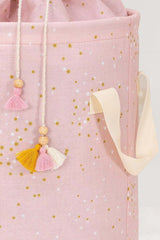 Pembe yıldız desenli dekoratif saklama kutusu, renkli püsküller ve krem tutma sapı ile