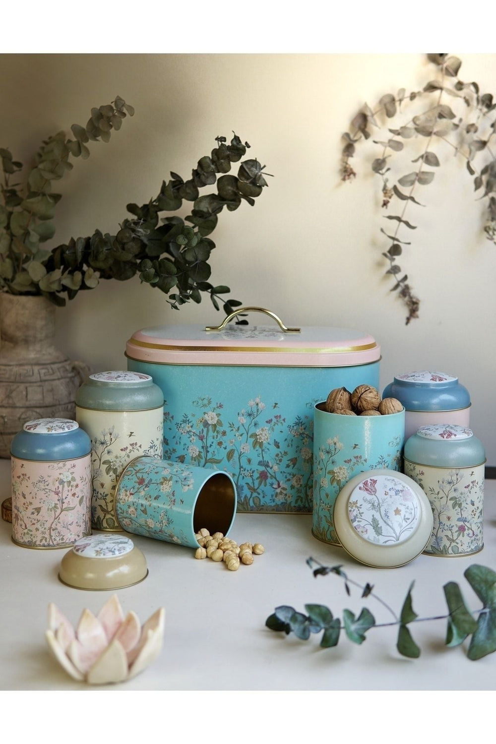 Çiçek desenli renkli metal saklama kutuları ve kavanozlar, fındık ve ceviz dolu, doğal dekor