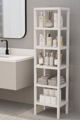 Beyaz raflarda banyo aksesuarları, havlular ve tuvalet kağıtları ile modern banyo düzeni