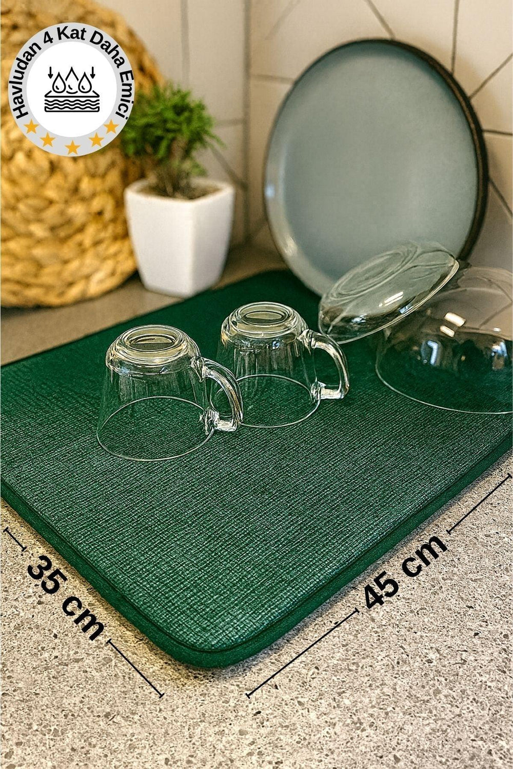 45x35 cm koyu yeşil bulaşık kurutma bezi, cam bardaklar ve tabaklarla mutfak tezgahında