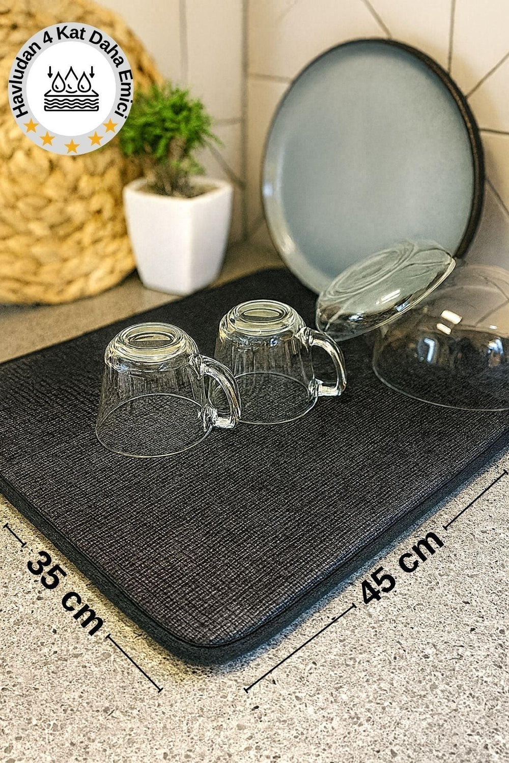 45x35 cm boyutunda siyah havlu bezi üzerinde duran cam bardaklar ve tabak