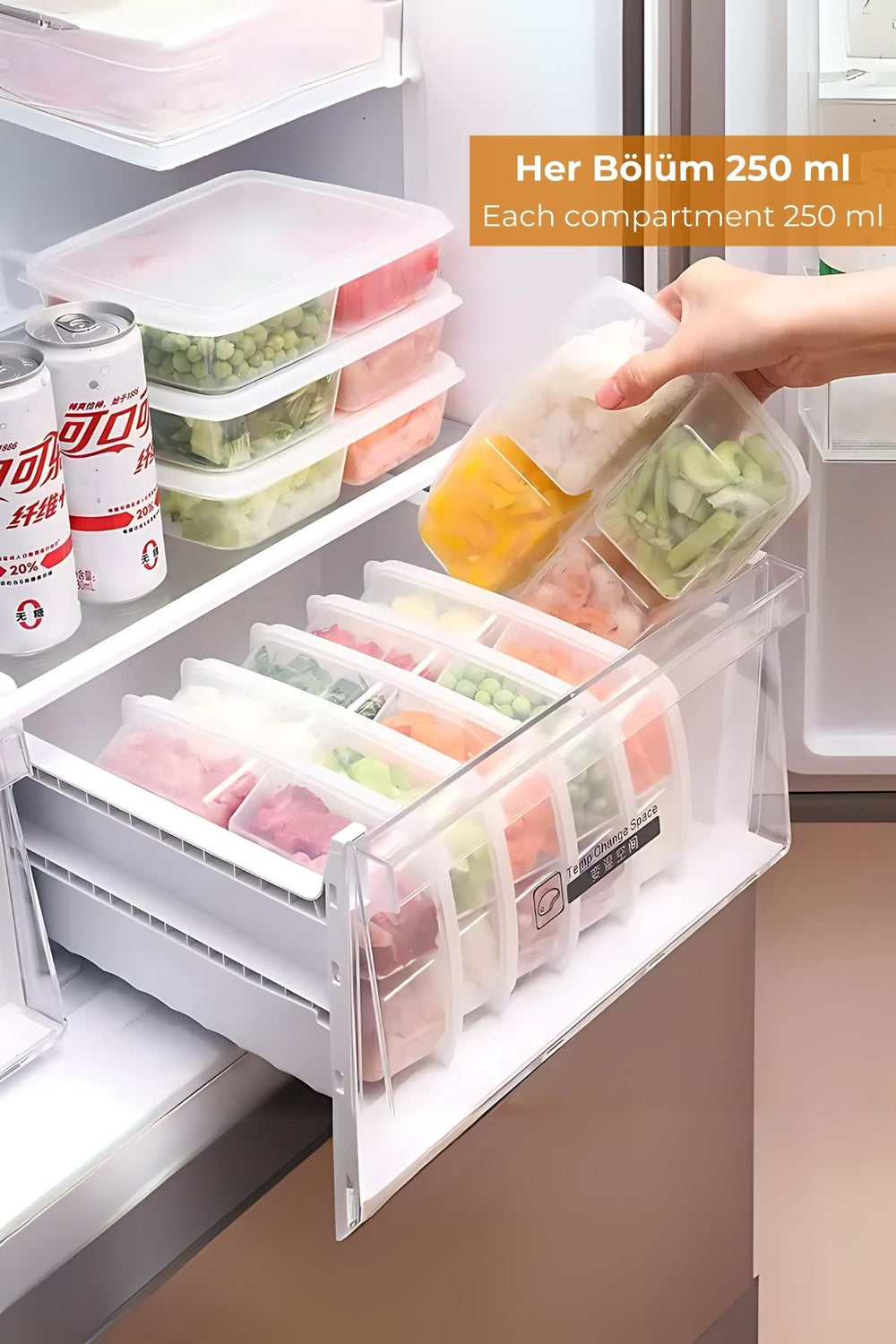 Buzdolabında farklı renkli sebzelerle 250 ml bölmeli saklama kapları ve el ile çıkarılma