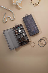 Mücevher kutusunda saat, kolye, küpe ve yüzük gibi takılar, açık ve kapalı kutu, bej zemin