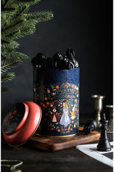 Alice Harikalar Diyarında temalı dekoratif kutuda siyah satranç taşları, ahşap tablada