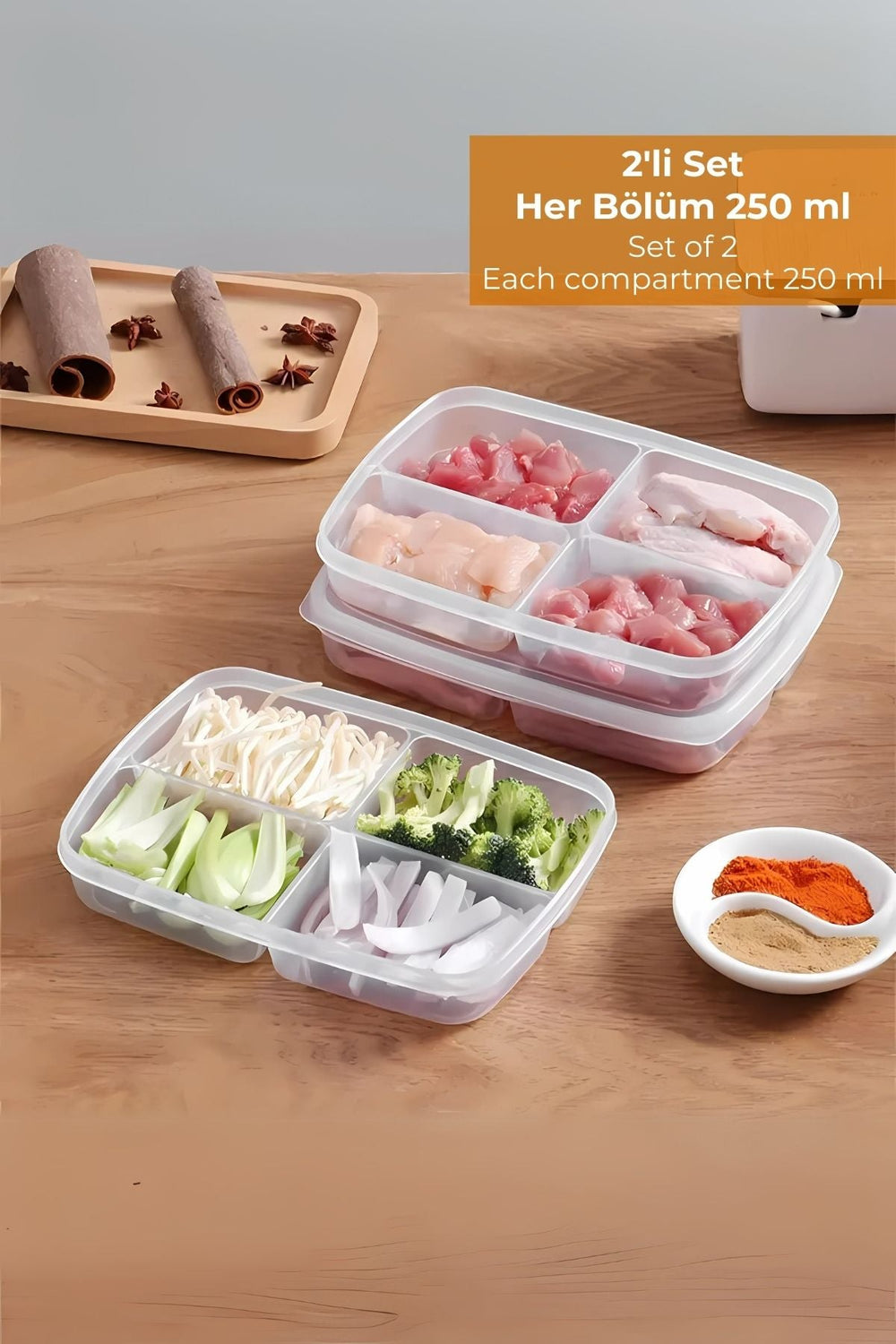 250 ml bölmeli plastik 2'li set, içi dilimlenmiş sebze ve etlerle dolu, ahşap masa üzerinde