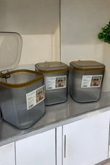 Kapaklı Duoline marka mutfak saklama kapları, üç farklı boyda, gri renkli ve şeffaf tasarım