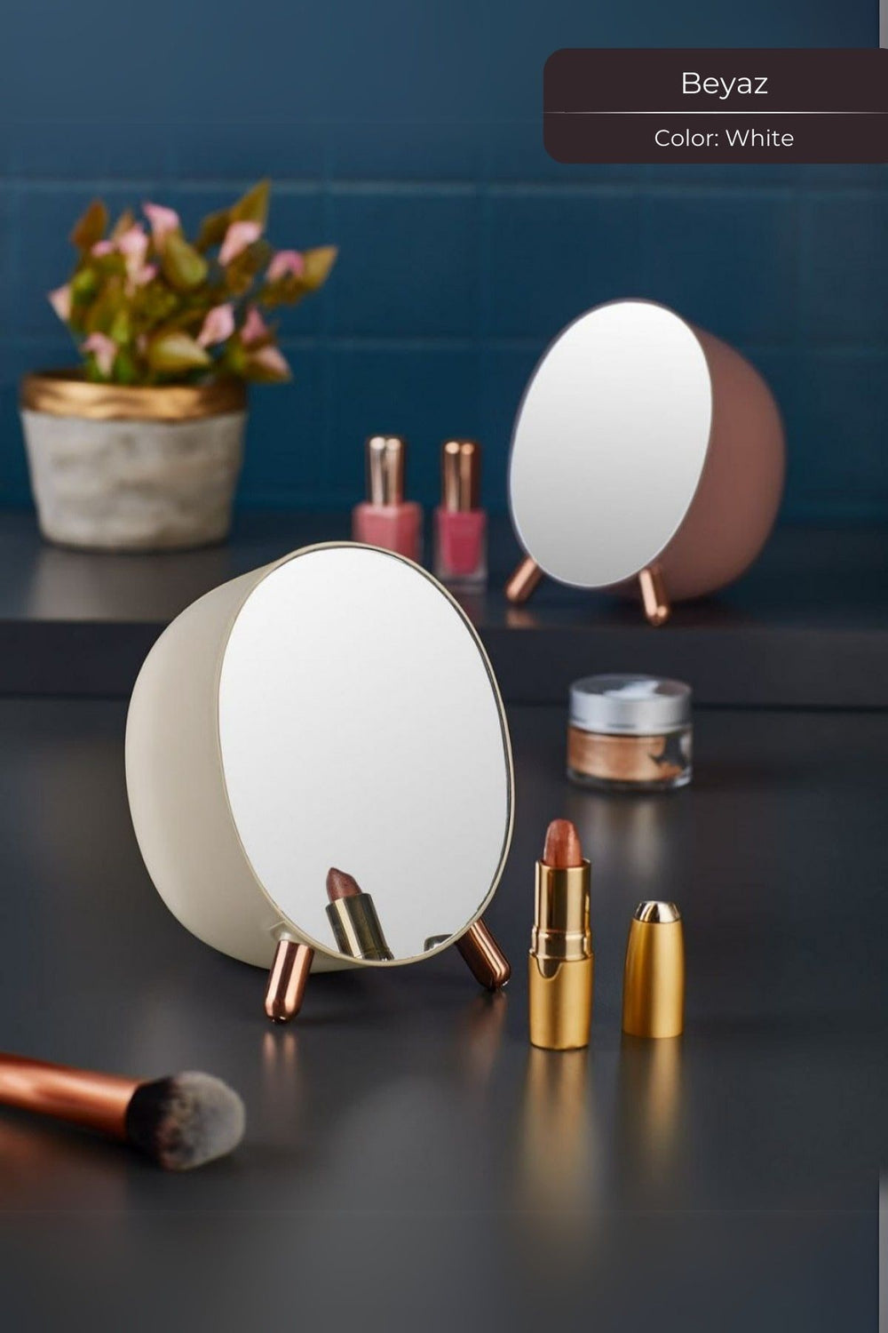 Makyaj aynası, ruj, oje ve makyaj fırçası ile modern banyo tezgahı üzerinde dekoratif aksesuarlar