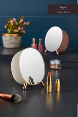 Makyaj aynası, ruj, oje ve makyaj fırçası ile modern banyo tezgahı üzerinde dekoratif aksesuarlar