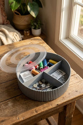 Kapaklı Yuvarlak Bölmeli Dikiş Kutusu Organizer 19 cm Çap 6 cm Yükseklik "Gri"