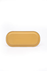Altın sarısı oval metal kutu kapağı beyaz arka planda