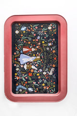 Alice Harikalar Diyarında temalı kırmızı çerçeveli metal tepsi, renkli çiçek ve karakter desenli