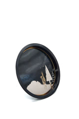 Kara tabanlı, geyik ve çam ağacı desenli dekoratif yuvarlak metal tepsi