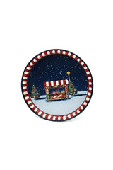 Kırmızı beyaz çizgili kenarlı, kar ve yılbaşı ağacı süslemeli Noel temalı dekoratif tabak