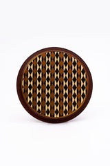 Kahverengi kenarlı geometrik desenli yuvarlak ahşap tepsi